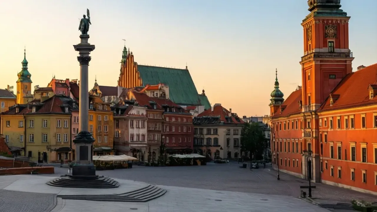 Warszawa atrakcje na weekend: darmowy weekend w Warszawie i wydarzenia Widok na panoramę Warszawy z PKiN i Zamkiem Królewskim – warszawa atrakcje na weekend.